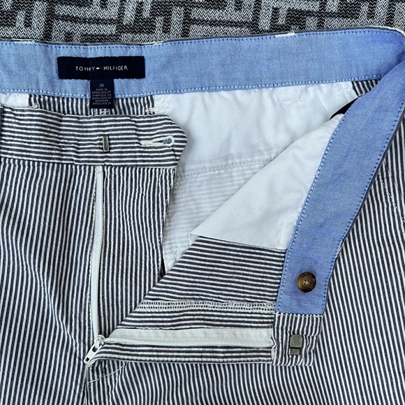TOMMY HILFIGER Seersucker Casual Flat Front Shorts - Warm Charcoal & White - 36 - Picture 2 of 11
